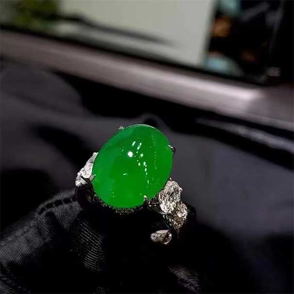 翡翠冰绿满色鸽子蛋女戒 全满分选手，蛋面是收藏金刚之首，建议收藏一定要有一枚高品质蛋面！！ 裸石：15.5-11.9-6.6  六位数   喜询~