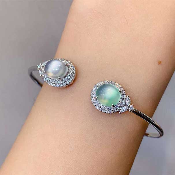 18k金镶翡翠手镯，两颗玻璃种蛋面起莹光超强~裸石尺寸9*7.4mm，特价21000元，不议价