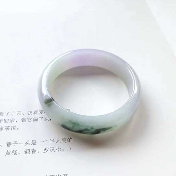 正圈春彩底飘花翡翠手镯 尺寸:52-13.8-6.6mm 柔美清新的一款镯子，藓色飘花，非常有意境。 ：一万多   喜询~