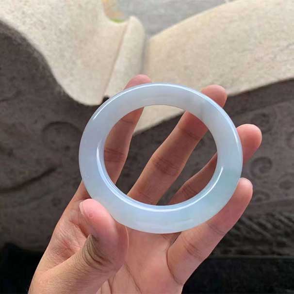 圆条底色翡翠手镯 尺寸：56-11.5-11.5mm 温温糯糯的，纯美，素雅，完美品质~ ：一万多   喜询~
