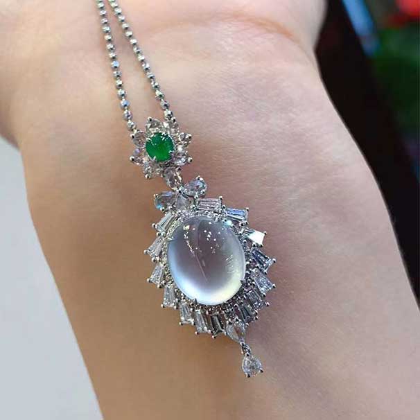 18k金镶翡翠吊坠，高冰蛋面~整体尺寸36.5*17.1*12.6mm，裸石尺寸11.5*9.8mm，特价23800元，不议价