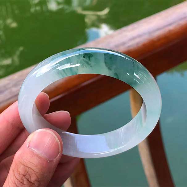 极品小小六价，57圈口， 冰种飘花正圈翡翠手镯，冰透莹亮，蓝花浓艳高雅，高品质，尺寸：56.7×14.4×8.1mm，完美。