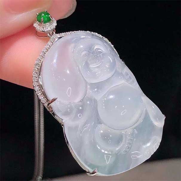 翡翠笑脸佛吊坠 种水好，起胶起荧，非常大庄，佩戴大气，特价超值，快抢！！ 尺寸：40.7-23.1-8.9//33.4-6.5 ：9900