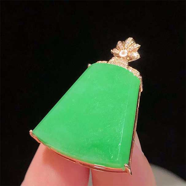 今日必收翡翠无事牌吊坠 冰种阳绿，满绿！简约款设计更突出主石，厚度也非常可以！秒杀超值推荐！！！ 尺寸30.7-20.6-5.8//21.4-2076-3.5 ：8800
