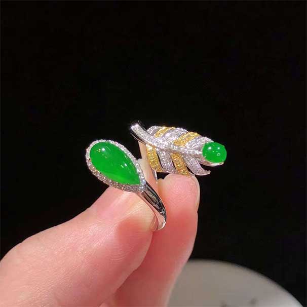 设计款羽毛戒指 简约大气，满绿的两个蛋面配合整个设计款非常好看，时尚感十足~ 整体：15.2-10.2-6mm ：4080
