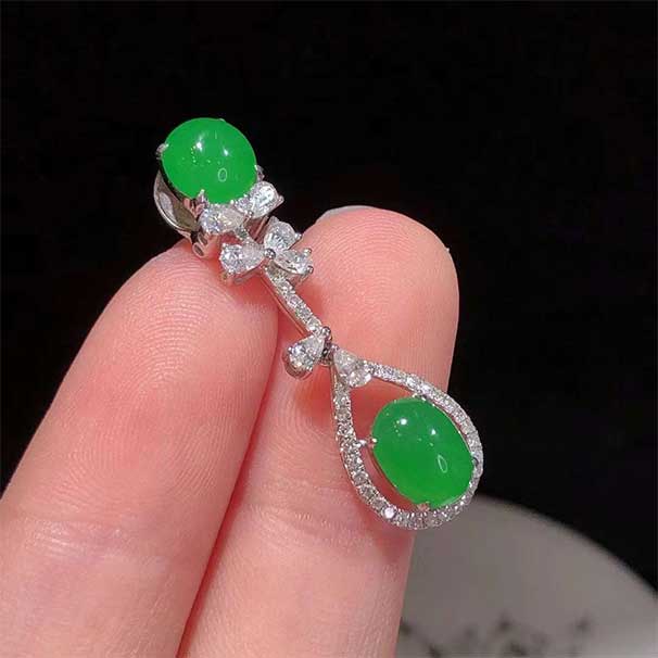 翡翠双蛋面吊坠 品质非常好的两个蛋面，很细腻水润颜色正阳满绿，实力推荐！！！ 尺寸32.8-9.4-7.8//7.6-5.8-3 ：8800