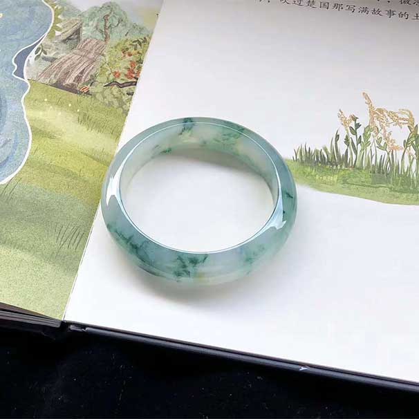 美镯五位数，喜询，58圈口， 冰飘花正圈翡翠手镯，灵动满圈，高雅韵味，种水好，尺寸：57.8×14.1×7.3mm
