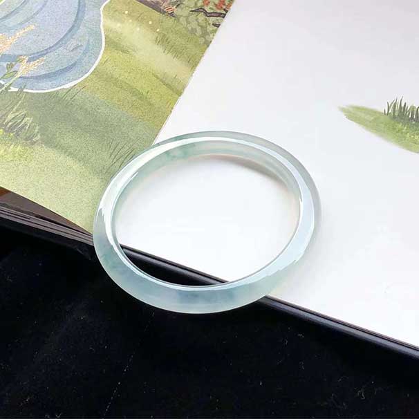 精品35000，换正圈54圈口， 细条高冰种飘花贵妃翡翠手镯，杠味足，种水一流的棒，灵动轻盈花，气质仙气，尺寸：56.3×49.3×6.1×7mm