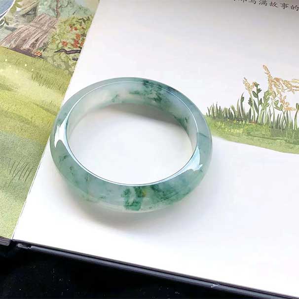 精品37500，54圈口， 冰种飘花洒金正圈翡翠手镯，冰感足，飘花灵动飘逸，好货推荐。尺寸：54×14×7.5mm