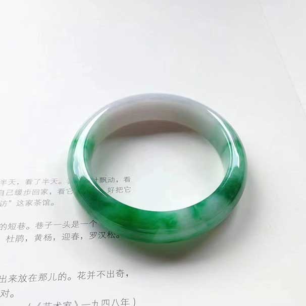 正圈辣色手镯 尺寸:55-13.3-8.6mm 大半圈的颜色，颜色超级辣艳，视觉上很惊艳的那种，肉质还很细腻，版型也不错 ：六位数   喜询~