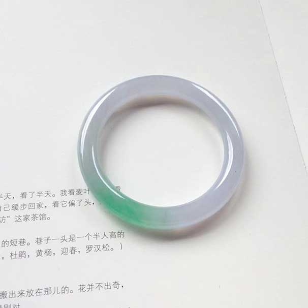 翡翠 圆条甜绿种水镯 尺寸:56-8.8-9.3mm 水头润，一段清甜的绿，比较小清新的一款镯子。