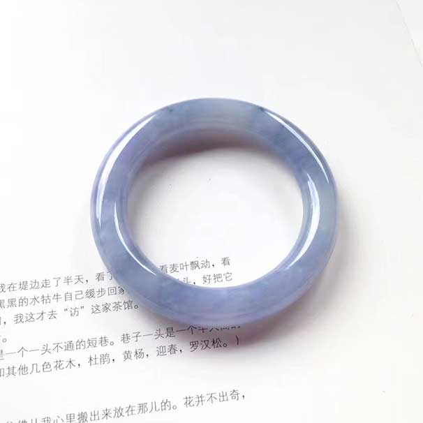 圆条紫罗兰翡翠手镯 尺寸:56.5-11.8-11.5mm。茄紫色，色浓，加上是大条形，整体感比较大气 ：大万价   喜询~