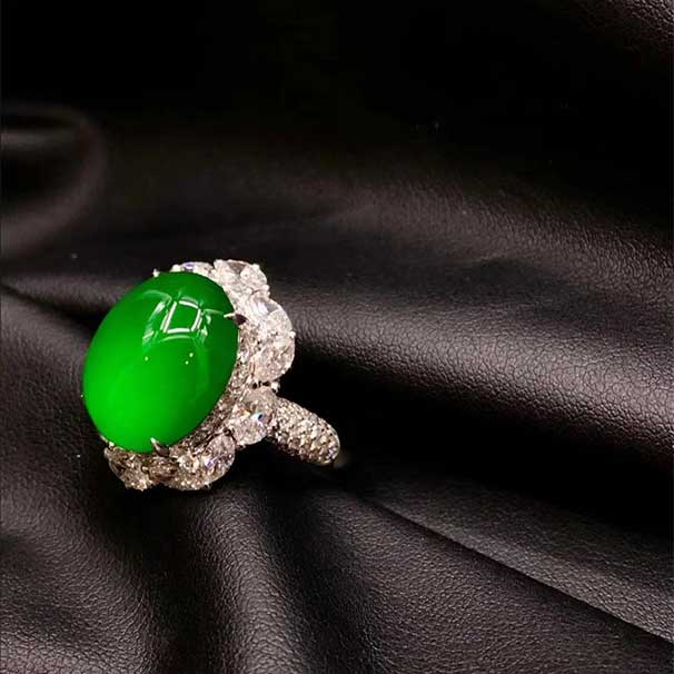 极力推荐的一枚翡翠蛋面戒指 颜色种水都是天花板级别~