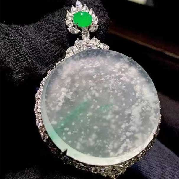 翡翠木那料极品飘色木那圆牌 一整个雪花世界，送人自留都非常适合！ 整体54.8-35.2-10.2 裸石32-4.2 小六一开   喜询~