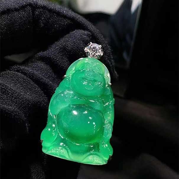 翡翠满绿站佛 开脸非常好，厚度感人，简单镶嵌已经足够美腻了，收藏等级~ 裸石35.9*23.1*4.7 整体43.8*23.2*9.5 小六价   喜询~