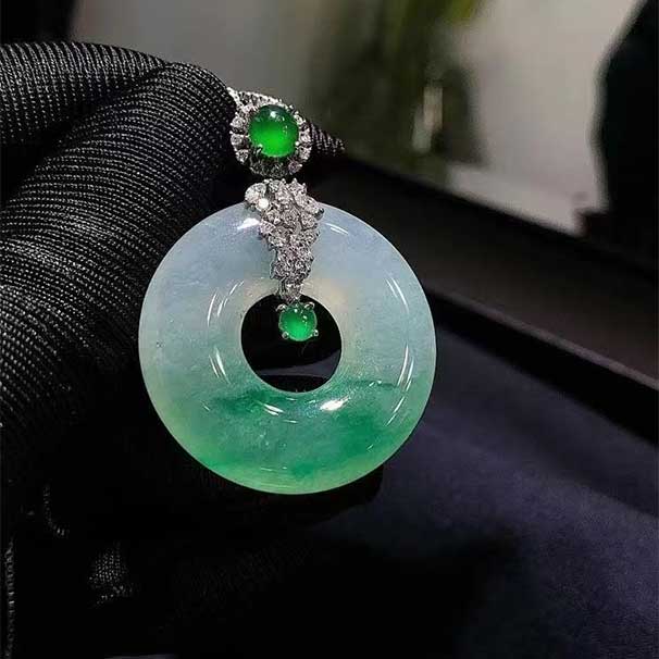 翡翠 冰飘绿幸福圈 飘色非常有意境，种水好，起胶感！ 裸石：28.4*5.9*9 ：小万    喜询~