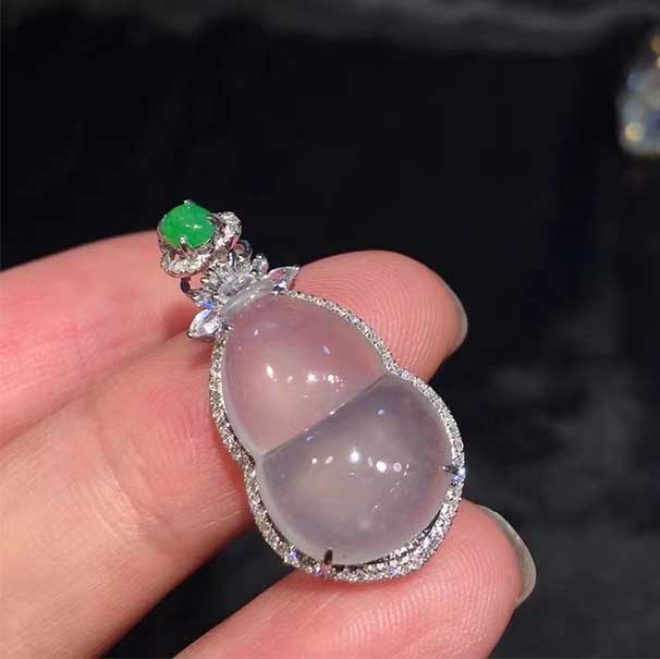 秒杀，翡翠白冰葫芦吊坠 晶莹剔透的一枚葫芦，清爽精致，非常百搭的一枚吊坠，可清新可优雅而不失大气。 5200