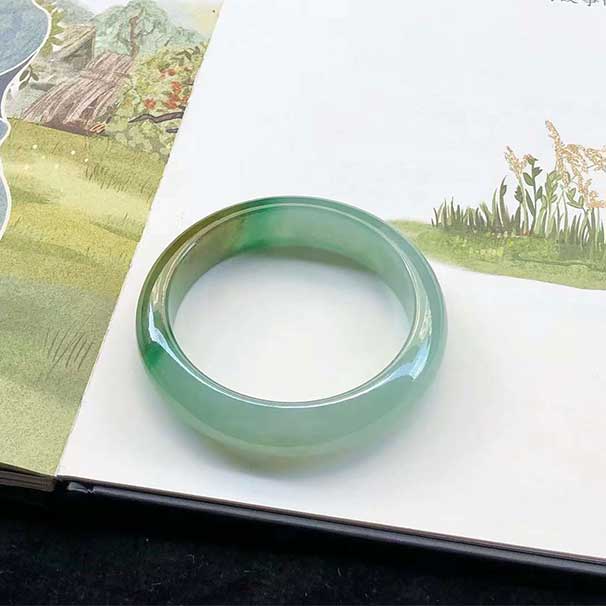 精品37000，51圈口， 冰糯黄加绿正圈翡翠手镯，种老水足，双彩高贵华丽，小圈口小手腕一定要收这条。尺寸：51×12.7×7.6mm