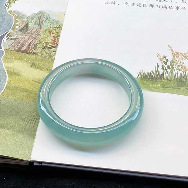 极品小六价，57/58圈口， 厚装冰种飘绿正圈翡翠手镯，种老水足，老坑料，冰透水润，色阳洒落，大大方方，尺寸：57.5×13.8×9.5mm