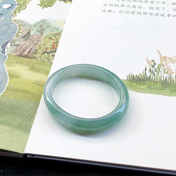 精品18800，换正圈54圈口， 冰种飘花贵妃镯，韵味悠长，种水佳，尺寸：56.5×48.5×11.1×7.3mm