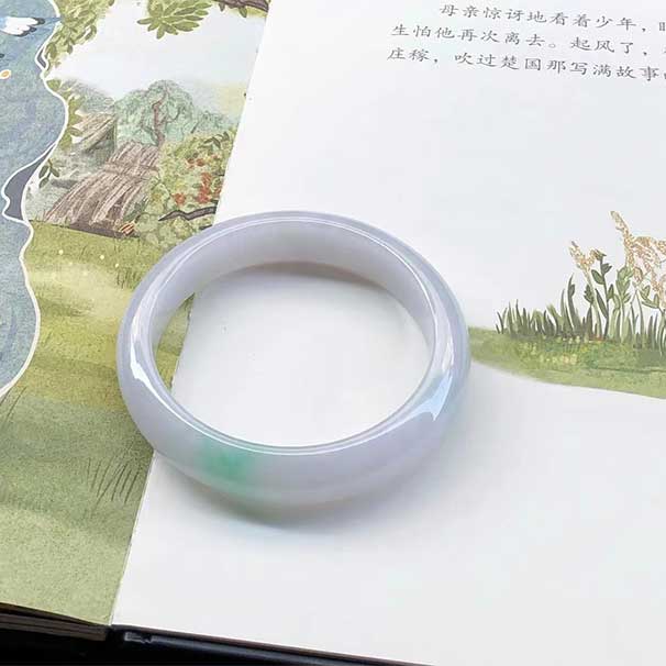 美镯小小五位，58圈口， 糯化种飘绿正圈翡翠手镯，种水好，尺寸：58×12.7×8.1mm