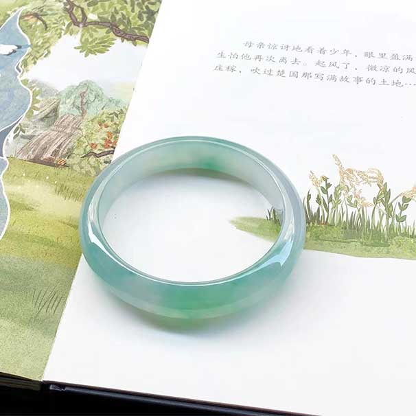 超大圈口小六价，68圈口， 极品冰种飘绿花正圈翡翠手镯，非常难遇的镯子，可遇不可求，种水色一流。尺寸：68×14.5×8.6mm。