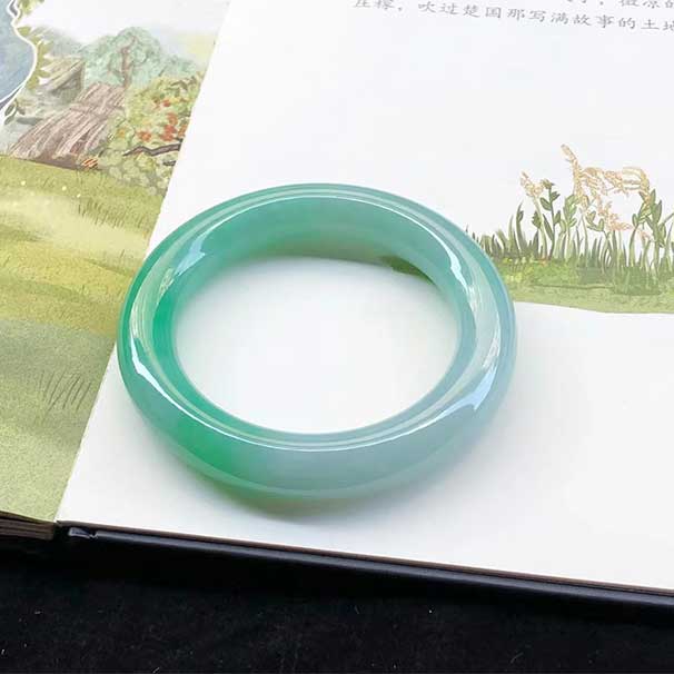 极品小六价，57圈口， 厚装冰糯阳绿圆条翡翠手镯，端庄大气，种水好，颜色非常艳。尺寸：57.3×12.3×12mm，