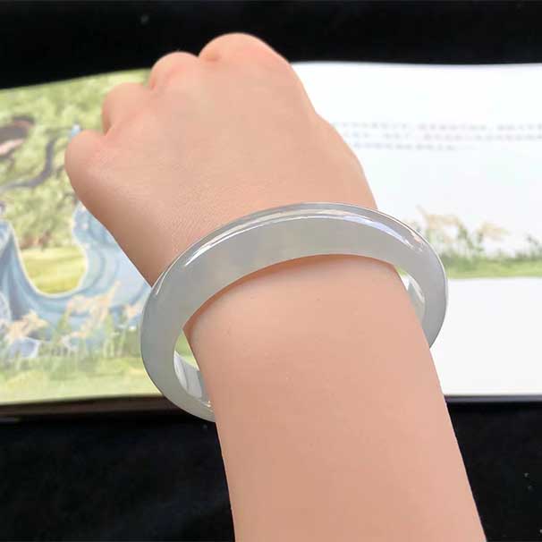 精品56000，换正圈56圈口， 冰种晴底贵妃镯，纯净雅致，冰感足，尺寸：58×51.8×13.9×7.1mm。