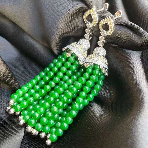 翡翠高冰种辣绿流苏珠珠耳坠 色非常辣，流苏款时尚感满满 非常百搭的款式，可盐可甜