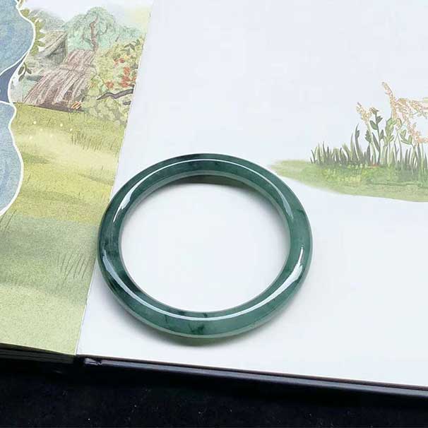 美镯8500，53圈口， 细条冰油飘花圆条翡翠手镯，种水好，花色浓郁萦绕，尺寸：53×7.7×7.8mm。