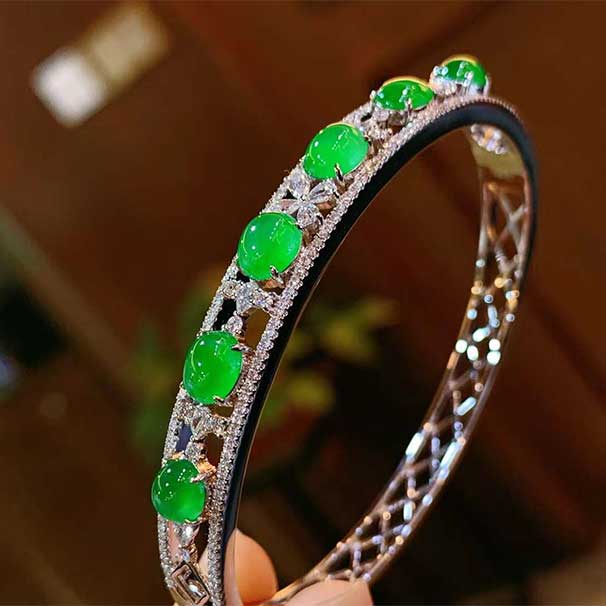 18k金镶翡翠手镯，质感超级好，石尺寸约:5.3*6.0mm，圈口:56，中五价，喜询