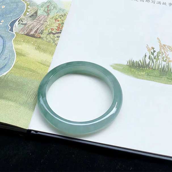 精品16999，54圈口， 冰糯芙蓉绿花正圈翡翠手镯，浓郁花色，萦绕腕间，尺寸：53.8×9.8×7.8mm。