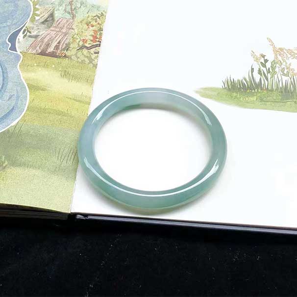 美人镯10800，54圈口， 细条并木有油绿飘花圆条翡翠手镯，种水好，气质韵味。尺寸：54×7.9×7.7mm，