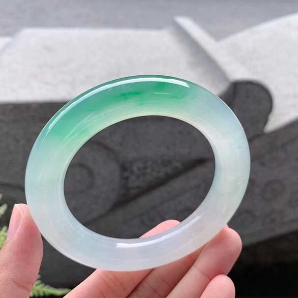 冰飘绿圆条手镯 尺寸：58.8/13.6/13.2mm 种老，冰纯莹润，冰阳绿花色，鲜活灵动，上手高贵优雅，奢华大气，条形饱满厚装， ：喜询~