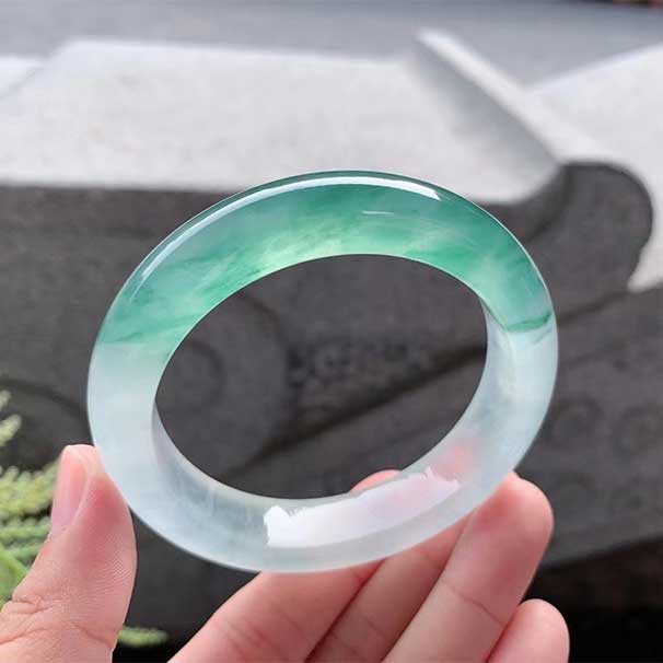 高冰绿花正圈手镯 尺寸：54.8/12.9/9.2mm 老坑品质，清澈明亮，起光，绿花娇艳绽放，神秘的质感于色泽，带着让人迷离的大自然气魄。 ：六位数    喜询~