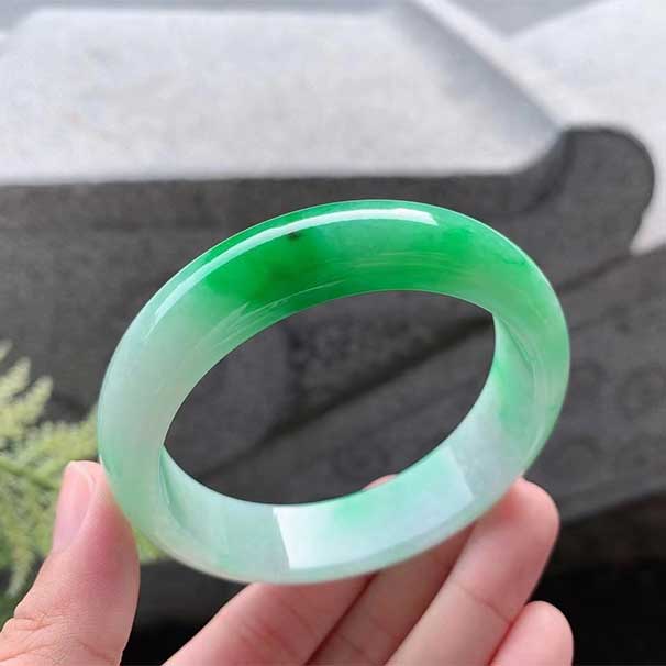翡翠辣绿正圈手镯 尺寸：56.5/14.7/8.1mm 辣色比较诱惑人，复古风格，细白底映出颜色着实辣眼睛， ：小六    喜询~