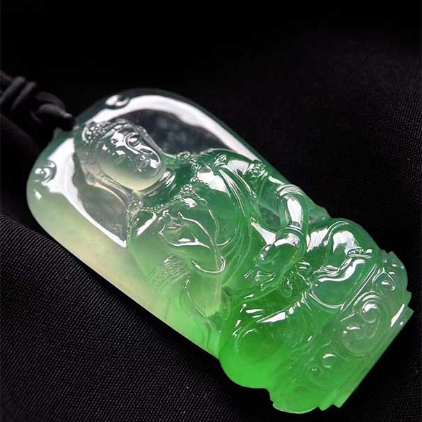 亿万年的沉淀，方成一汪凝翠  珍藏级佳作，赏心悦目的品质，翡翠玻璃种《观自在菩萨》历经数月巧雕佳琢，刻画出如此珍品，种 水 形 意 样样精彩，神韵入玉三分，近15mm的厚度 依旧通透无比，大气磅礴！尺