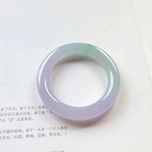 翡翠手镯圆条春带彩种水镯 尺寸:56-12-12mm 细腻，温润，淡粉紫色中带点浅绿意，上手清新甜美， ：小六   喜询~