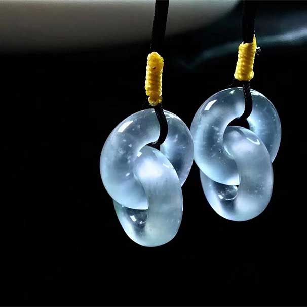 翡翠 玻璃种环环相扣 意境雪花棉❄️  种很老，刚性很强 尺寸：14*5mm     喜询~