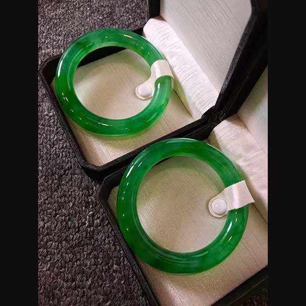 翡翠手镯传家宝首选 圈口55/56 来询~