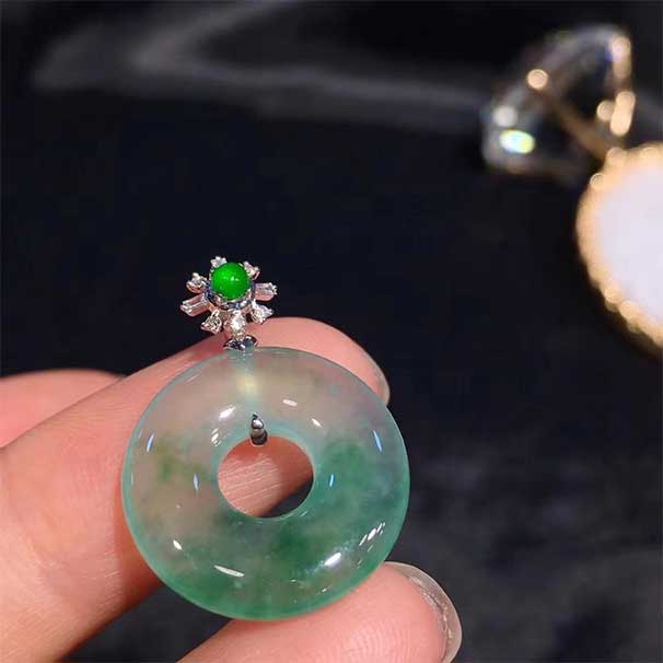 翡翠飘花平安扣吊坠 最火甜甜圈，种水很好，飘花意境十足，配石起光，性价比推荐！！ 6980