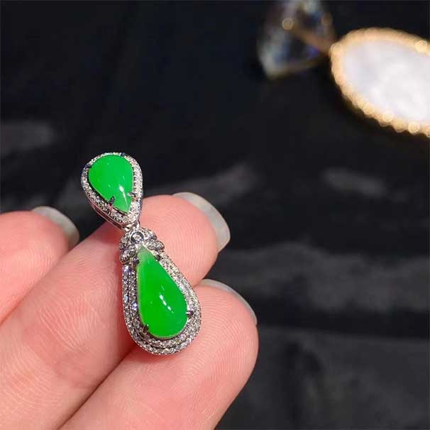 翡翠满绿水滴吊坠 种水很好➕不挑光的阳绿色，款式时尚精致，佩戴显年轻的款式！ 5800
