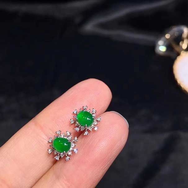 翡翠满绿蛋面耳钉 经典大方，简约不简单的款式，佩戴非常百搭，上耳好看~ 4800