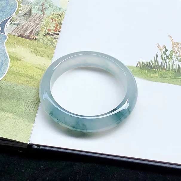 极品小六价，54/55圈口， 高冰种飘花正圈翡翠手镯，冰透莹亮，种质非常老，飘花韵味，蓝花浓艳，尺寸：54.6×13.2×8.3mm，