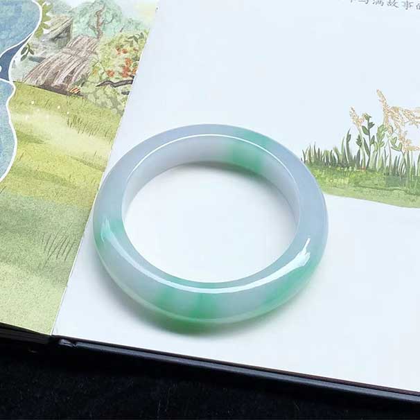 精品8万多多，56圈口， 冰糯阳绿正圈翡翠手镯，白雪皑皑，明艳绿色，佩戴腕间，阳春白雪。尺寸：56×12.7×9.7mm，