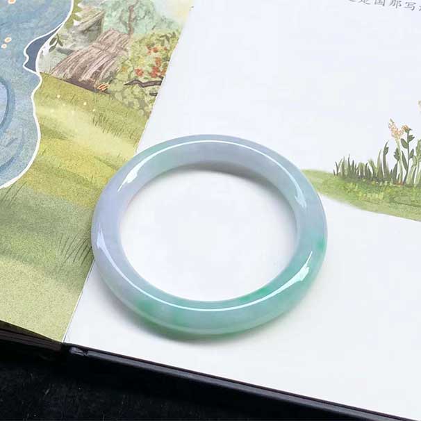 精品19800，55圈口， 糯种带绿圆条翡翠手镯，种水好，整体清爽
