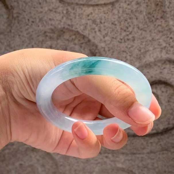 正冰种翡翠飘花圆条 小圈口 ：53.2-10 完美无纹裂，老坑种，满圈冰化起胶，无敌细腻，颜色冰蓝幻彩～神秘感十足，太高级了！ ：小六   喜询~