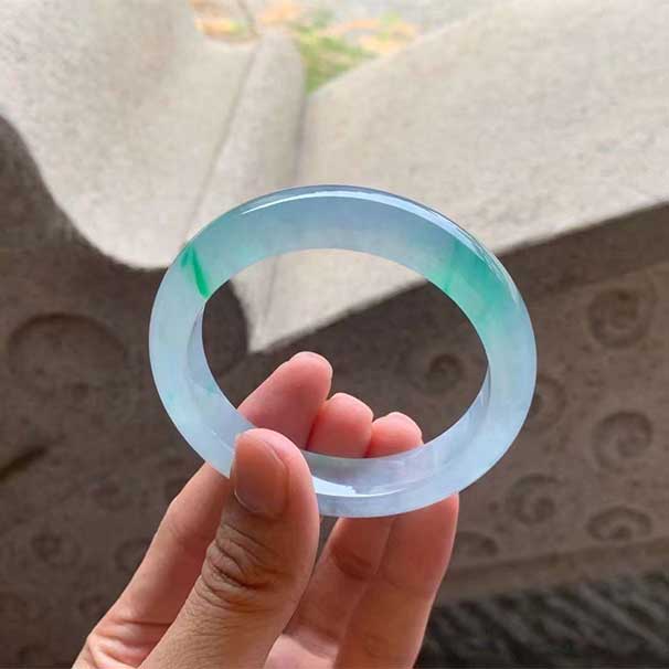 正圈冰蓝底飘色种水翡翠手镯 尺寸:58-13.5-8.8mm 淡雅冰蓝紫底，冰润，有质感，飘色鲜活明媚，上手很美。 ：小六价  喜询~