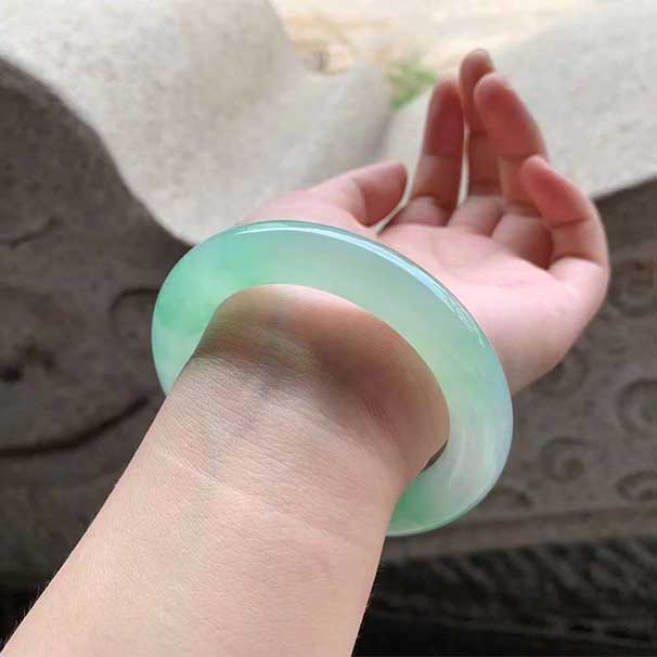 圆条甜绿种色翡翠手镯 尺寸:54.5-11.3-11.3mm 甜绿色甚是讨喜，小清新，戴起来绿意盈盈，实物会比照片好看。 ：小六价   喜询~