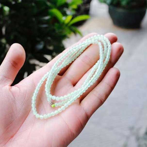 小精品珠串，特价980元。 冰种小圆珠翡翠珠链，精致水灵灵，可任意搭配，上手也好看，尺寸：4mm，长度：64cm，配国家证书。